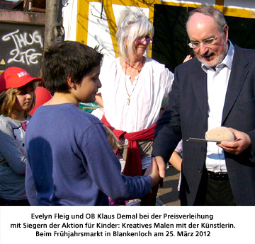 Evelyn Fleig mit OB Klaus Demal bei der Preisverleihung der Aktion Kreatives Malen mit der Künstlerin