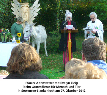 evelyn fleig mit pfarrer altenstetter beim tiergottesdienst im oktober 2012 in blankenloch
