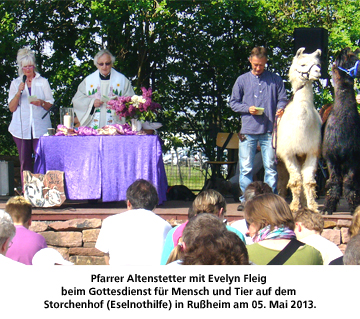 evelyn fleig und pfarrer altenstetter beim tiergottesdienst im storchenhof eselnothilfe rußheim im mai 2013