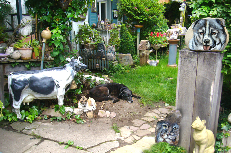 evelyns katzensteine gartengalerie detail mit bonny und rosa