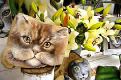 Gartengalerie Stein mit Blumen